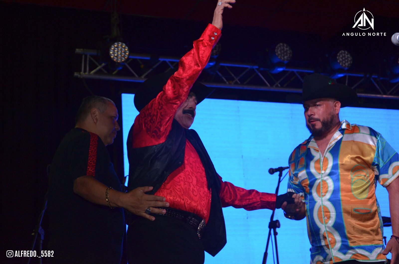 Félix Gallegos tocando el acordeón en vivo