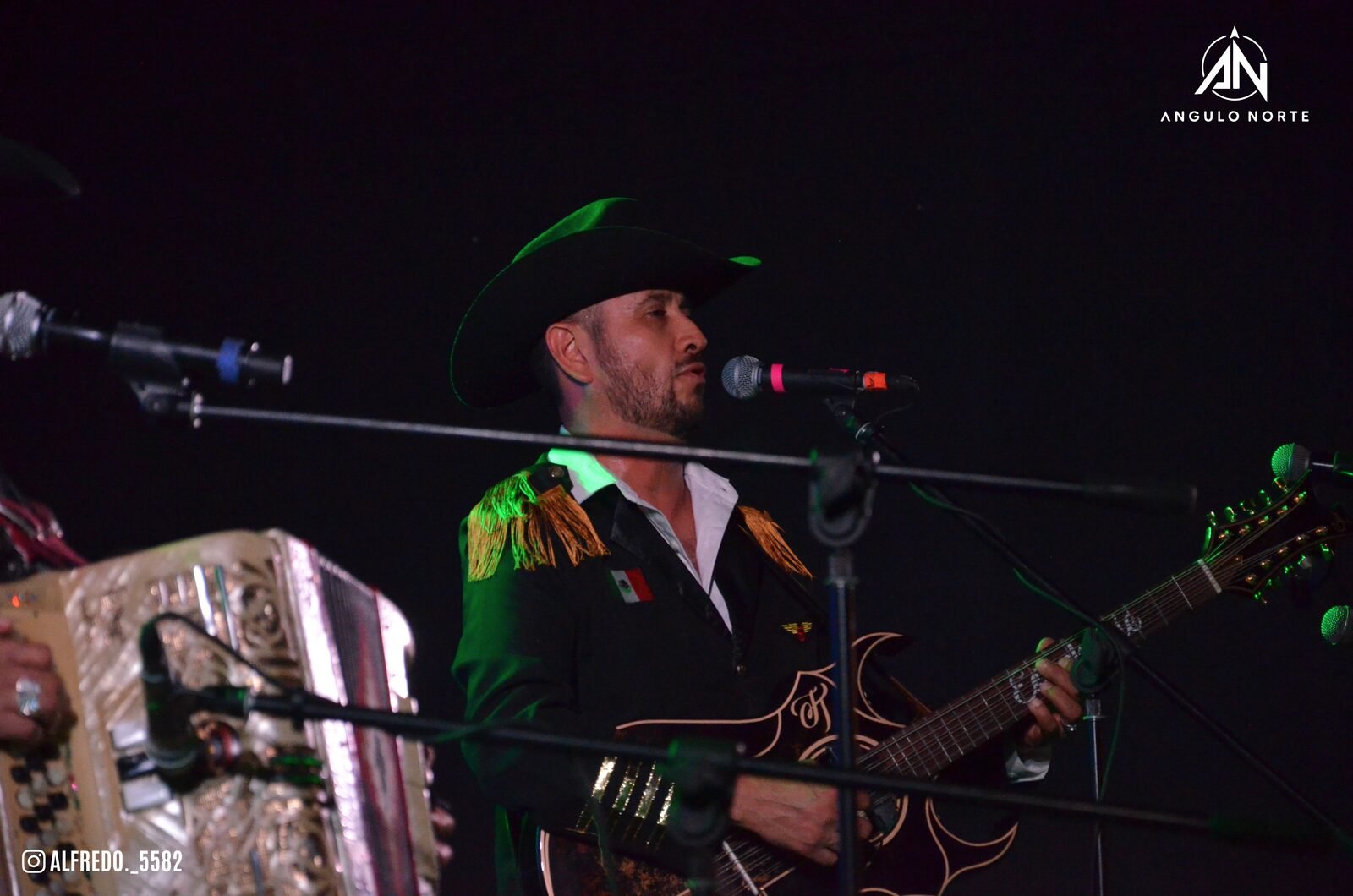 Félix Gallegos cantando